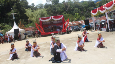 Tarian adat Batak di acara pesta rakyat Olop-olop Bolon.