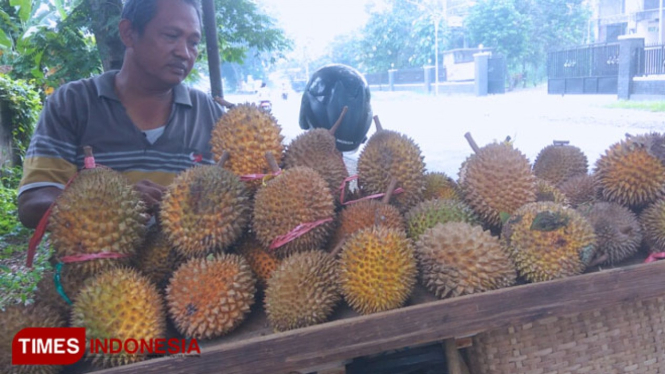 Badrus saat menjajakan duriannya. (Foto : Rizki Alfian/TIMESIndonesia)