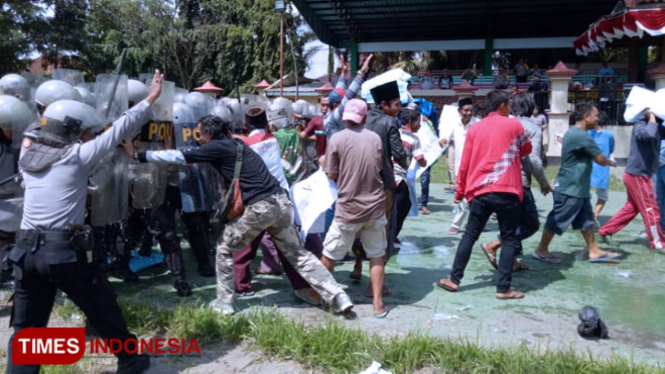 Simulasi Sistem Pengamanan Kota (Sispamkota) dalam Rangka Pemilihan Legislatif dan Pilpres, Mantab Brata Polres Bangkalan di Alun-alun Kota. (FOTO: Doni Heriyanto/TIMES Indonesia)