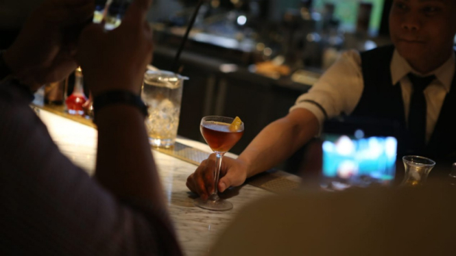 Minum alkohol, wiski salah satu gaya hidup tak sehat