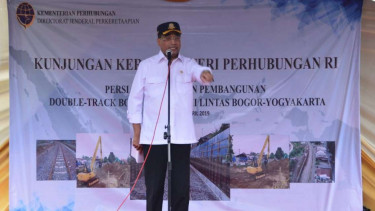 Menteri Perhubungan Budi karya Sumadi di Proyek Jalur Ganda KA Bogor-Sukabumi.