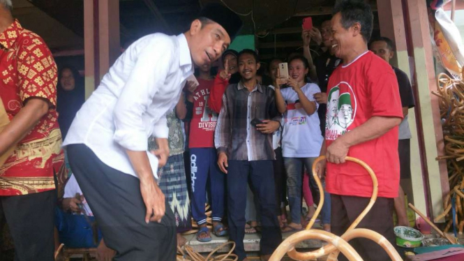 Presiden Joko Widodo saat di pengrajin rotan Plered, kota Cirebon.