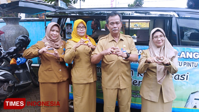 Kepala DPMPTSP Kabupaten Malang Iriantoro saat berada di pelayanan perizinan pada kesempatan Gema Desa. (FOTO: Binar Gumilang/TIMES Indonesia)