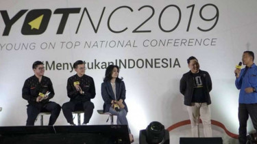 Direktur Konsumer Bank BRI Handayani (tengah).