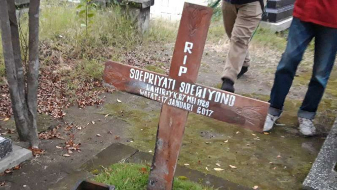 Nisan makam istri pahlawan revolusi jadi korban perusakan.