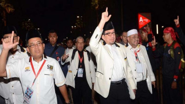 Ketua Majelis Syuro PKS Habib Salim Segaf (dua dari kanan) bersama Wakil Ketua Majelis Syuro PKS Sohibul Iman (kiri))