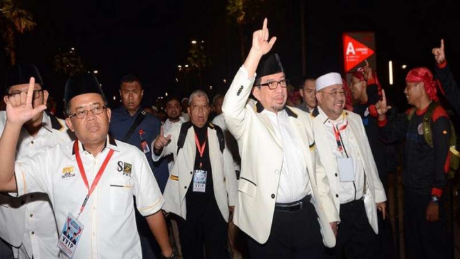 Ketua Majelis Syuro PKS Habib Salim Segaf (dua dari kanan) bersama Wakil Ketua Majelis Syuro PKS Sohibul Iman (kiri))