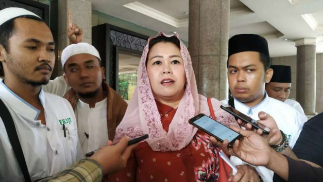 Putri presiden keempat Abdurrahman Wahid, Zannuba Ariffah Chafsoh alias Yenny Wahid, usai mengikuti sebuah acara di Surabaya pada Minggu, 7 April 2019.