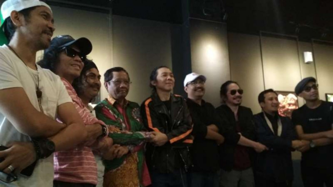 Konferensi pers Ngaji Kebangsaan Bareng Slank, Mahfud MD, dan Yusuf Mansur di Surabaya, Jawa Timur, pada Minggu, 7 April 2019.