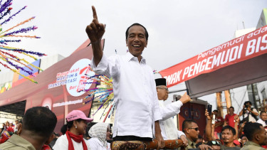 Calon Presiden dan Calon Wakil Presiden nomor urut 01 Joko Widodo dan Maruf Amin menyapa masyarakat Tangerang saat Karnaval Indonesia Satu di Banten, Minggu, 7 April 2019.