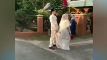 Pengantin melempar bunga.