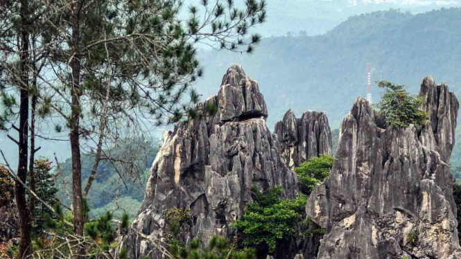 Pemandangan objek wisata Batu Runciang di Desa Silungkang Oso, Sawahlunto, Sumatera Barat, Sabtu, 6 April 2019.