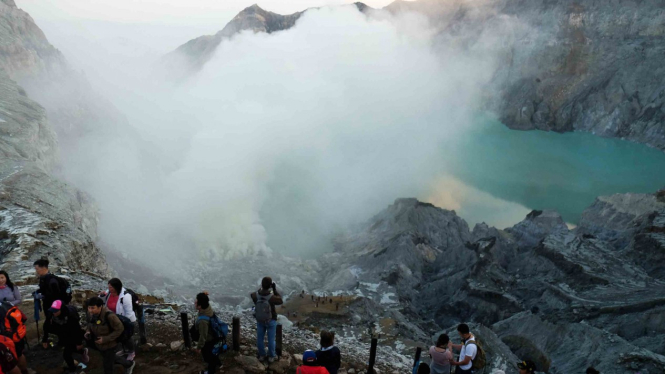 Wisatawan menikmati panorama kawah Gunung Ijen, di Banyuwangi, Jawa Timur, Sabtu, 6 April 2019.