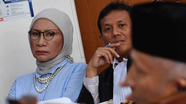 Ratna Sarumpaet (kiri) 