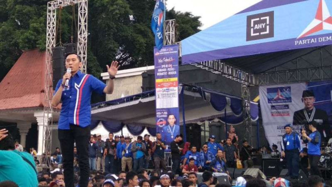 Ibas Yudhoyono, satu panggung dengan sang kakak, Agus Yudhoyono.