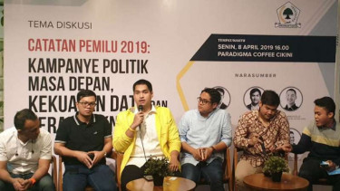 Dito Ariotedjo (tengah jaket kuning)