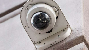 Kamera pengawas CCTV.