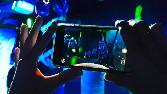 Teknologi augmented reality (AR).
