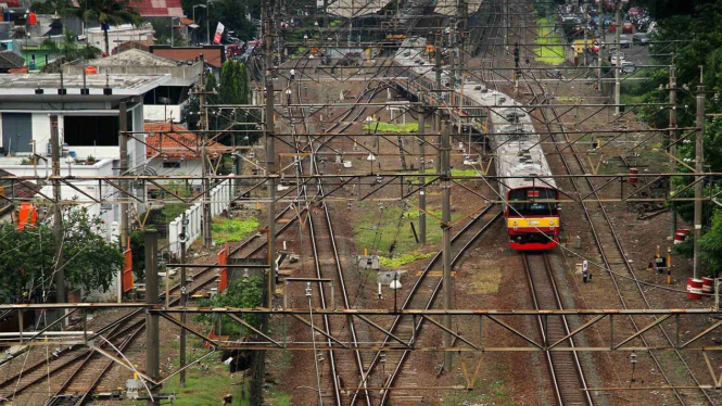 Kereta listrik (KRL) melintas di jalur rel kereta Stasiun Bekasi di Bekasi.