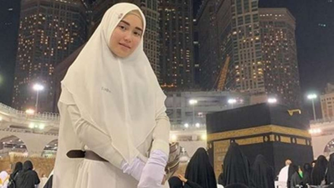 Ayu Ting Ting umrah.