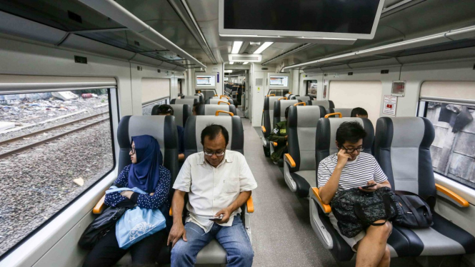 Penumpang berada didalam kereta api bandara menuju stasiun BNI City, Jakarta, Selasa, 9 April 2019.