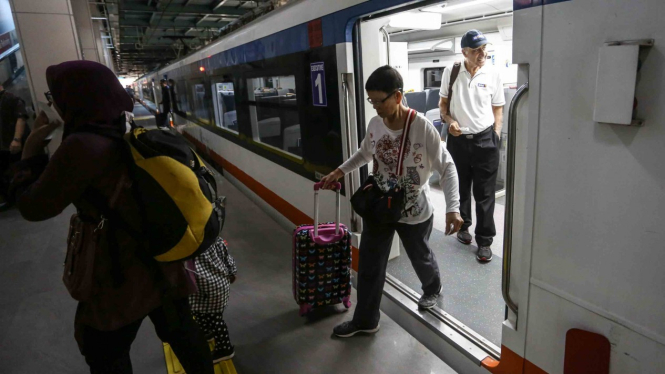 Sejumlah penumpang berjalan keluar dari kereta api bandara di stasiun BNI City, Jakarta, Selasa, 9 April 2019.