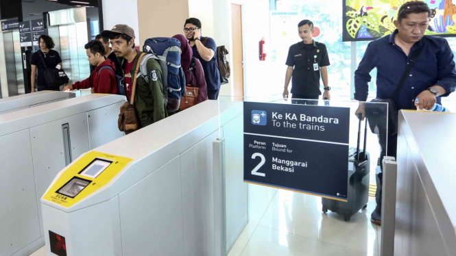 Sejumlah penumpang berjalan menuju pintu keluar di stasiun BNI City, Jakarta, Selasa, 9 April 2019. (Foto ilustrasi)