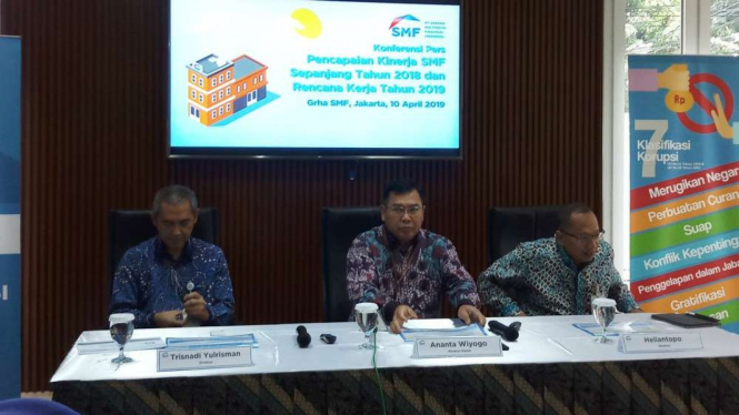 Direktur Utama PT SMF, Ananta Wiyogo (tengah).