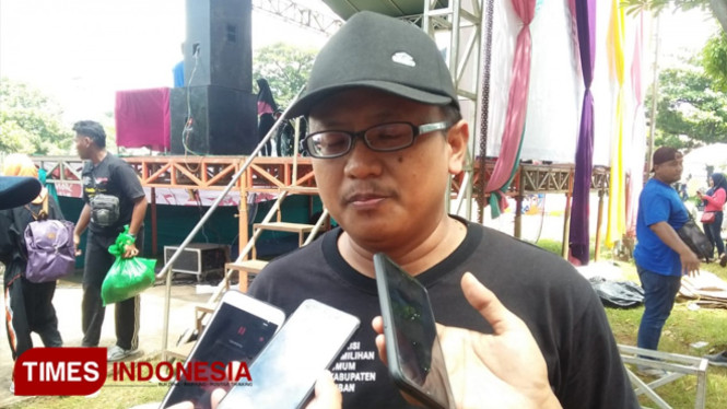 Ketua KPU Tuban, Kasmuri, saat memberikan keterangan kepada awak media, Rabu, (10/04/2019) (Foto: Achmad Choirudin/TIMESIndonesia)