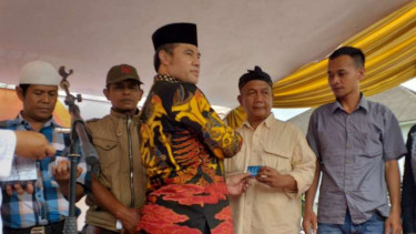  Aceng HM Fikri (Tengah).