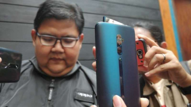 Public Relations Manager Oppo Indonesia, Aryo Meidianto, dengan Oppo Reno.