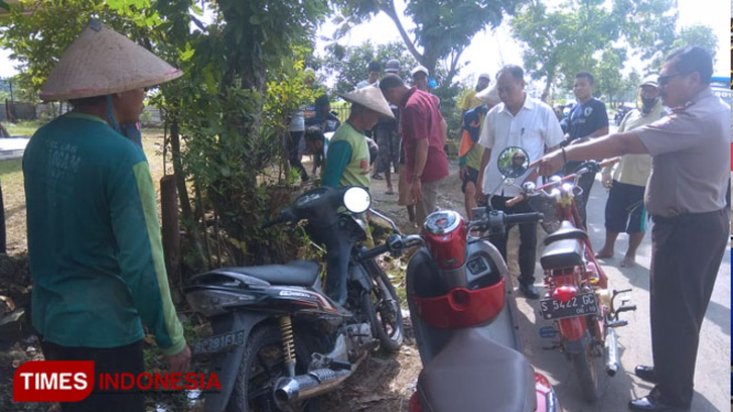 Petugas dari kepolisian menunjuk motor suzuki smash hitam milik korban yang berusaha dicuri pelaku, Rabu, (10/04/2019) (Foto: Istimewa)