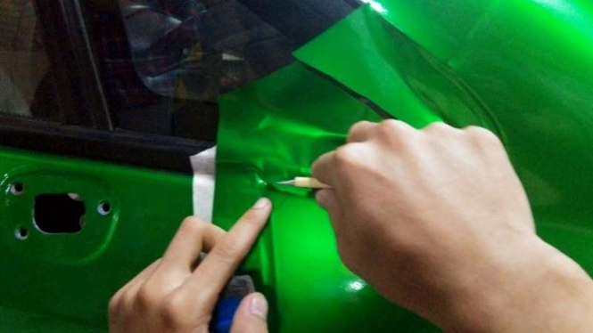 Memasang stiker mobil