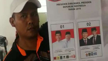 Relawan menemukan surat suara capres 01 sudah dicoblos di Kuala Lumpur, Malaysia.