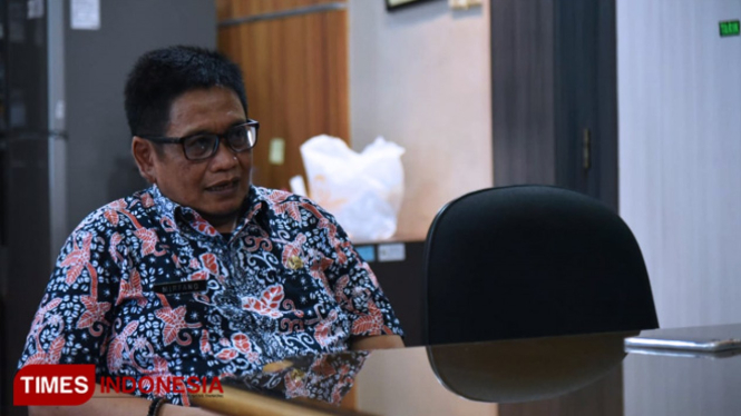 Sekretaris Daerah (Sekda) Pemkab Jember Mirfano dalam konferensi pers di ruang kerjanya, Kamis (11/5/2019) mengenai pembebastugasan Nurul Qomariyah sebagai Kepala Dinas Kesehatan Kabupaten Jember. (FOTO: Dody Bayu Prasetyo/TIMES Indonesia)