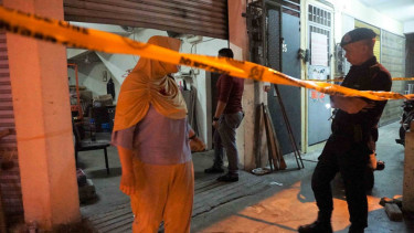 Polisi Diraja Malaysia (PDRM) Kajang bersama Relawan Prabowo - Sandi (PADI) Malaysia berjaga di lokasi penemuan surat suara Pemilu 2019 yang diduga sudah dicoblos di sebuah rumah toko Jalan Seksyen 2/11 Kajang Selangor