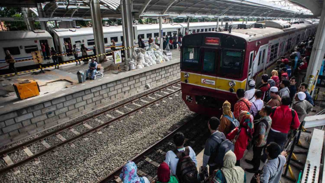 Ilustrasi penumpang KRL