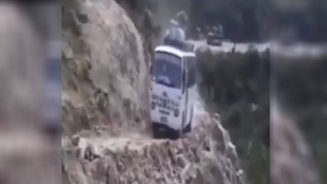 Bus melintasi jalur ekstrem.