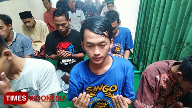 Aremania Korwil Mojokerto saat khusuk berdoa usai salat Jumat (Foto : Binar Gumilang / TIMES Indonesia)