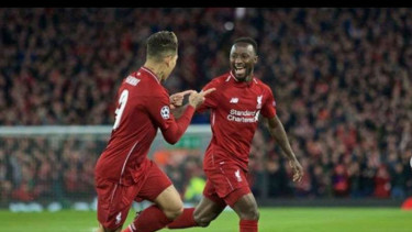 Gelandang Liverpool, Naby Keita (kanan).
