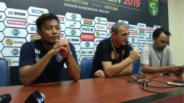 Kapten Arema FC, Hamka Hamzah (kiri) dan pelatih Milomir Seslija