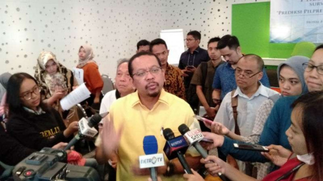 Direktur Eksekutif Indo Barometer, Muhammad Qodari menyampaikan hasil survei.