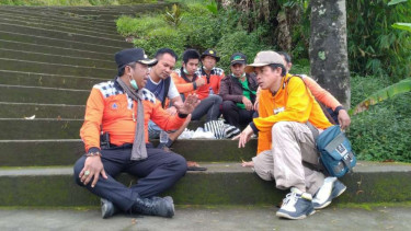 Tim pencari dua WNA yang terjebak di puncak Gunung Agung.