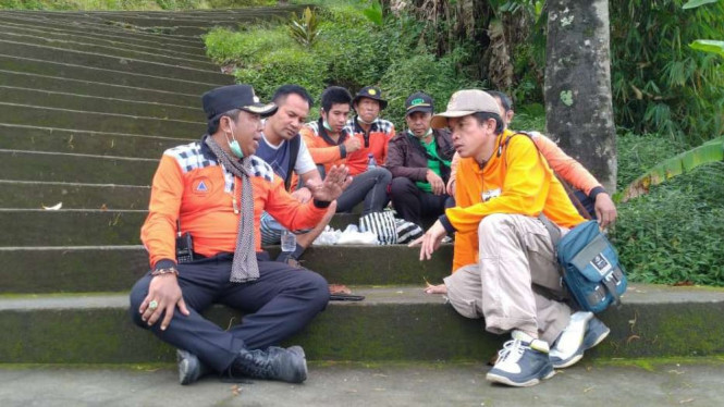 Tim pencari dua WNA yang terjebak di puncak Gunung Agung.