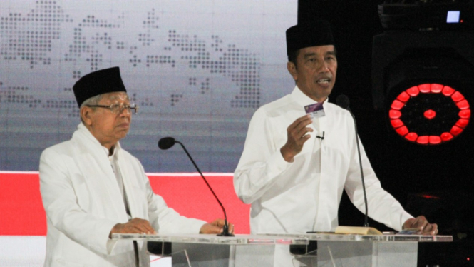 Pasangan nomor urut 01, Jokowi-Ma'ruf Amin saat debat kelima Capres-Cawapres 2019