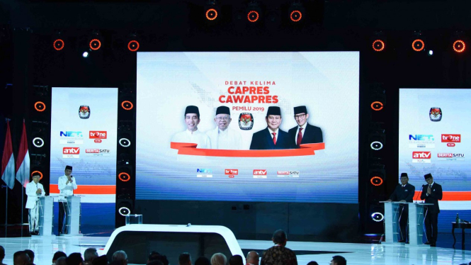 Pasangan capres-cawapres nomor urut 01 Joko Widodo (kedua kiri) dan Ma'ruf Amin (kiri) serta pasangan nomor urut 02 Prabowo Subianto (kedua kanan) dan Sandiaga Uno (kanan) bersiap mengikuti debat kelima Pilpres 2019 di Hotel Sultan, Jakarta, Sabtu, 13 Apr