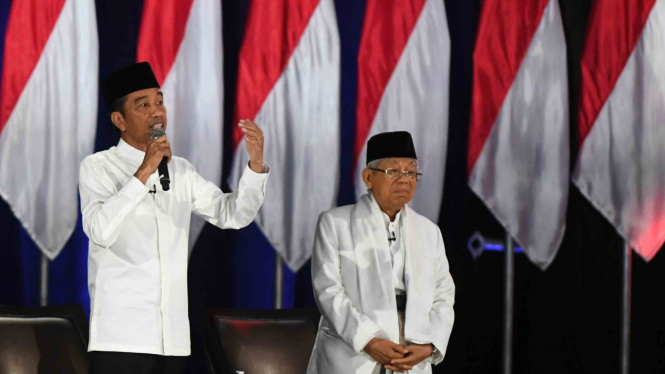 Pasangan capres-cawapres nomor urut 01 Joko Widodo (kiri) dan Ma'ruf Amin mengikuti debat kelima Pilpres 2019 di Hotel Sultan, Jakarta, Sabtu, 13 April 2019.