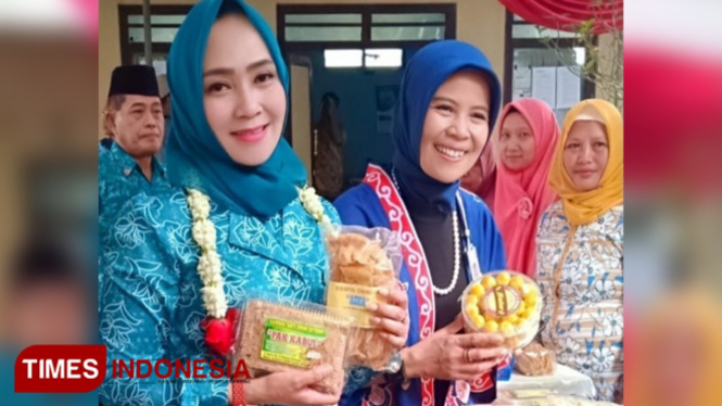 Ketua Tim Penggerak PKK Kabupaten Ponorogo Hj Sri Wahyuni Muchlissoni menunjukkan produk unggulan desa. (Foto: M. Marhaban/TimesIndonesia)