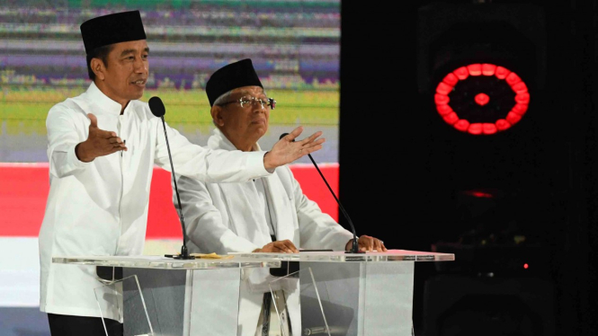 Pasangan capres-cawapres nomor urut 01 Joko Widodo (kiri) dan Ma'ruf Amin mengikuti debat kelima Pilpres 2019 di Hotel Sultan, Jakarta, Sabtu, 13 April 2019.