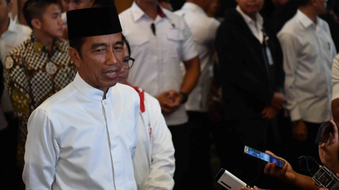 Capres nomor urut 01 Joko Widodo memberikan keterangan pers seusai mengikuti debat kelima Pilpres 2019 di Hotel Sultan, Jakarta, Sabtu, 13 April 2019.